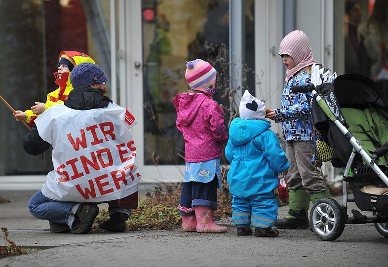 Zahlreiche Menschen treffen sich am Donnerstag (08.03.2012) vor dem DGB-Haus in München (Oberbayern) zu einer Demonstration. Kindergärten, Krankenhäuser, Gemeindeverwaltungen - in vielen Bereichen legten Beschäftigte in Bayern die Arbeit nieder. Die Dienstleistungsgewerkschaft Verdi fordert 6,5 Prozent mehr Geld für die bundesweit rund zwei Millionen Beschäftigten - mindestens aber ein Plus von 200 Euro im Monat.