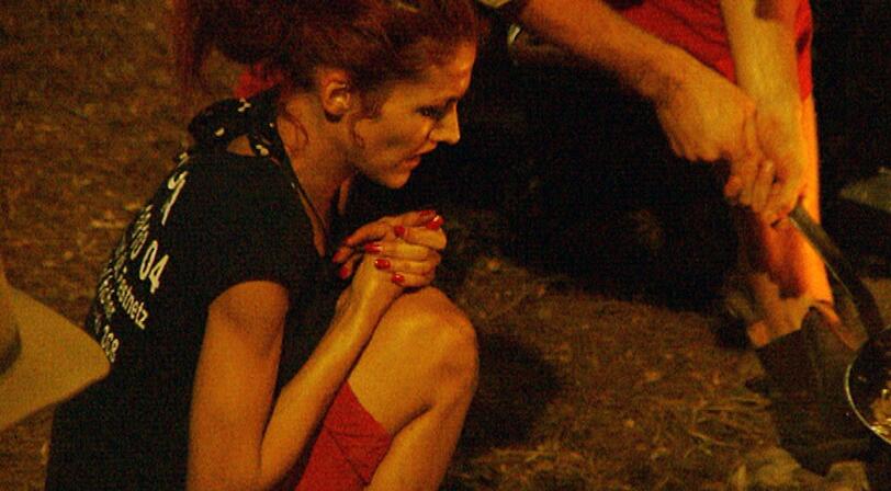Die fährt morgen nach Hause.&ldquo; Olivia: &bdquo;Das macht sie auch um hier so ein bisschen in den Mittelpunkt zu kommen.&ldquo; Fionas Laune wird nicht besser: sie verbrennt sich den Daumen am heißen Topf, der neben dem Feuer steht.