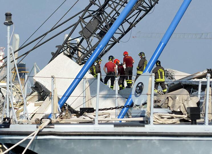 Der zusammenprall der "Jolly Nero" mit dem 54 Meter hohen Kontrollturm riss mindestens sieben Menschen in den Tod. Drei Hafenmitarbeiter werden noch vermisst.