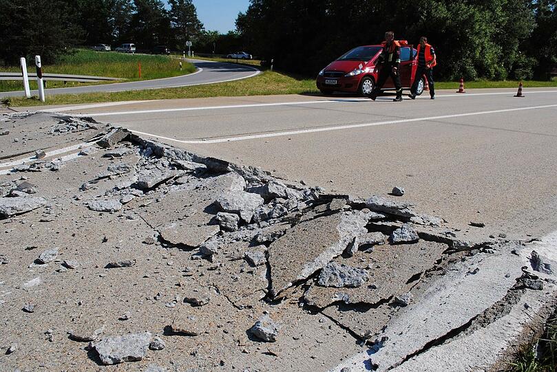 Der Asphalt der Autobahn A93 an der Anschlussstelle Abensberg (Bayern) ist am 19.06.2013 durch die Hitze der letzten Tage aufgebrochen. Ein Motorradfahrer kam hier bei einem Unfall ums Leben.