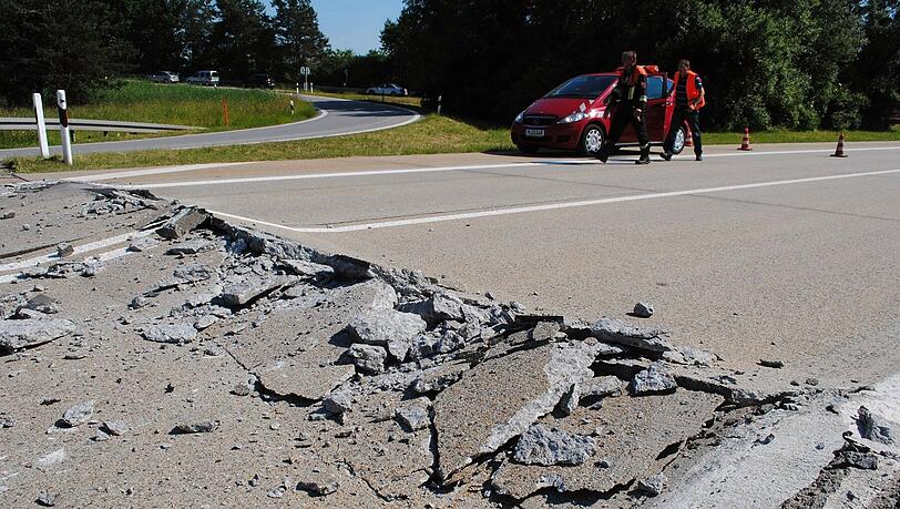 Der Asphalt der Autobahn A93 an der Anschlussstelle Abensberg (Bayern) ist am 19.06.2013 durch die Hitze der letzten Tage aufgebrochen. Ein Motorradfahrer kam hier bei einem Unfall ums Leben. Der Asphalt der Autobahn A93 an der Anschlussstelle Abensberg (Bayern) ist am 19.06.2013 durch die Hitze der letzten Tage aufgebrochen. Ein Motorradfahrer kam hier bei einem Unfall ums Leben.