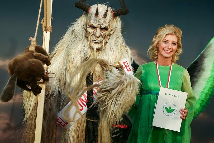 Bayerns Umweltministerin Ulrike Scharf (CSU) und Florian Gamper posieren als "Grüner Engel" und "Teufel" auf der Prunksitzung des Fränkischen Fastnachtsverbandes "Fastnacht in Franken2
