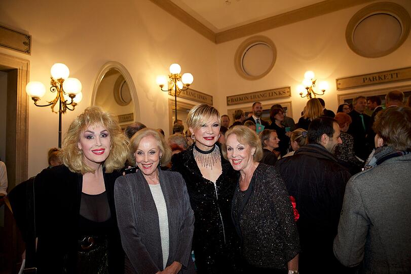 Gloria Gray (li) mit Alice und Ellen Kessler