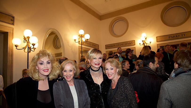 Gloria Gray (li) mit Alice und Ellen Kessler Gloria Gray (li) mit Alice und Ellen Kessler