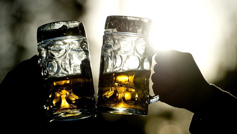 Wegen des extrem trockenen Sommers ist die Hopfenernte in Deutschland schlechter ausgefallen. Das hat Folgen für den Bierpreis. Wegen des extrem trockenen Sommers ist die Hopfenernte in Deutschland schlechter ausgefallen. Das hat Folgen für den Bierpreis.