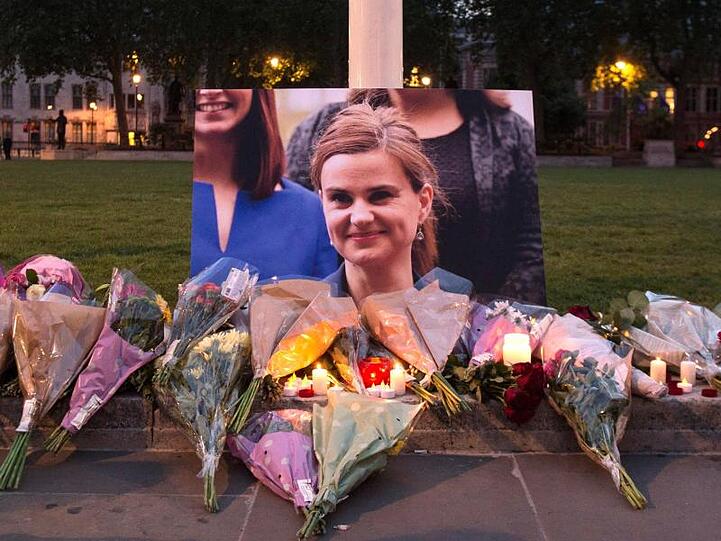 Die 41 Jahre alte Cox war am 16. Juni 2016, eine Woche vor dem Brexit-Referendum, von einem rechtsradikalen Extremisten ermordet worden.