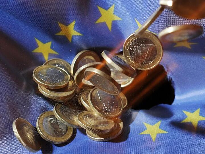 Ein-Euro-Münzen auf einer Europafahne. Die Inflation im Euroraum ist weiter auf dem Rückzug.