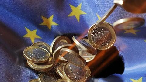 Ein-Euro-Münzen auf einer Europafahne. Die Inflation im Euroraum ist weiter auf dem Rückzug.