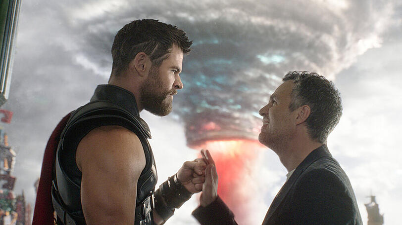 Thor (Chris Hemsworth, li.) und Bruce Banner alias Hulk (Mark Ruffalo) in "Thor: Tag der Entscheidung".