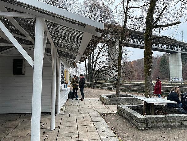 Der Kiosk an der Großhesseloher Brücke. Der Kiosk an der Großhesseloher Brücke.