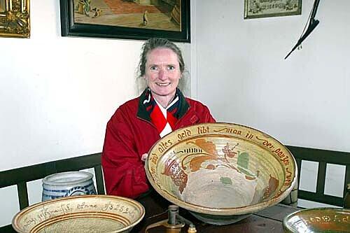 Museums-Mitarbeiterin Edith Schaper präsentiert eine historische Schale.