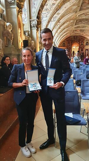 Anne Haug und Kai Pflaumepräsentieren ihre Orden