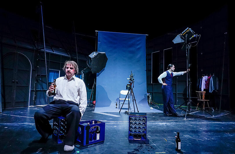 Pascal Fligg (vorn) als Dorfrichter Adam mit Jan Meeno Jürgens als Gerichtsrat in Mathias Spaans Inszenierung im Volkstheater.
