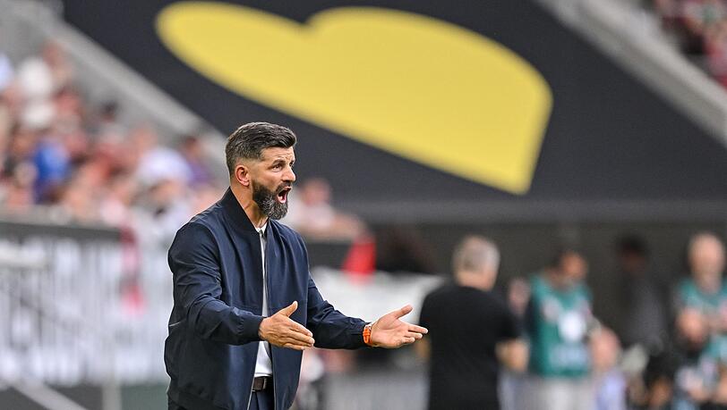 "Wir kennen unsere Rolle als Aufsteiger." Schalke-Coach Miron Muslic in Aktion am Spielfeldrand. "Wir kennen unsere Rolle als Aufsteiger." Schalke-Coach Miron Muslic in Aktion am Spielfeldrand.
