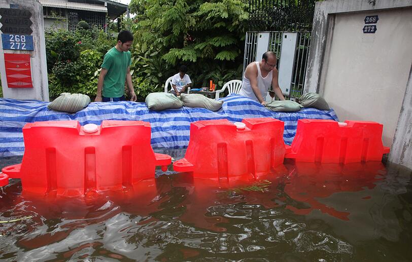 Verzweifelte versuchen, die Wassermassen aufzuhalten.
