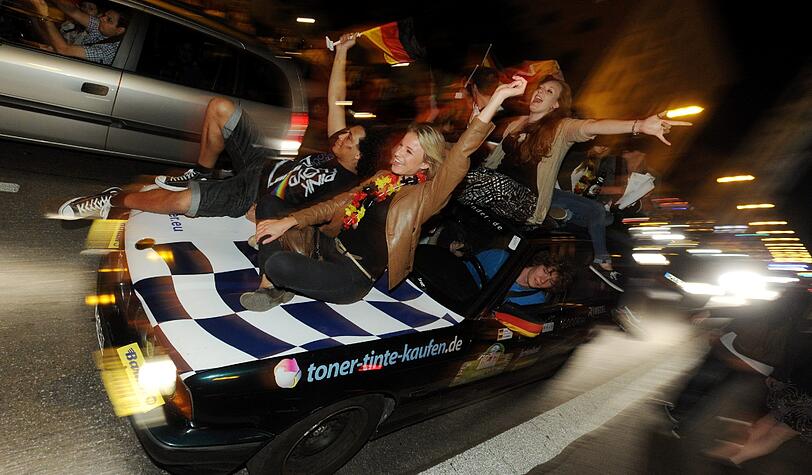 Auto-Korso, Party die ganze Nacht: Deutschland feiert den Einzug ins EM-Halbfinale! Hier gibts die schönsten Fanbilder zum Durchklicken und Mitfeiern!