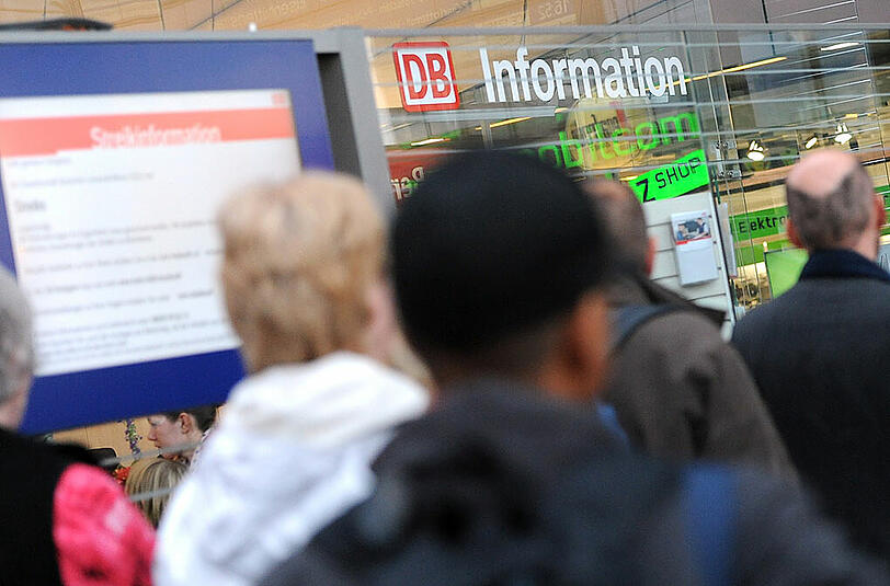 Reisende auf der Suche nach Streikinformationen - Berliner Hauptbahnhof.