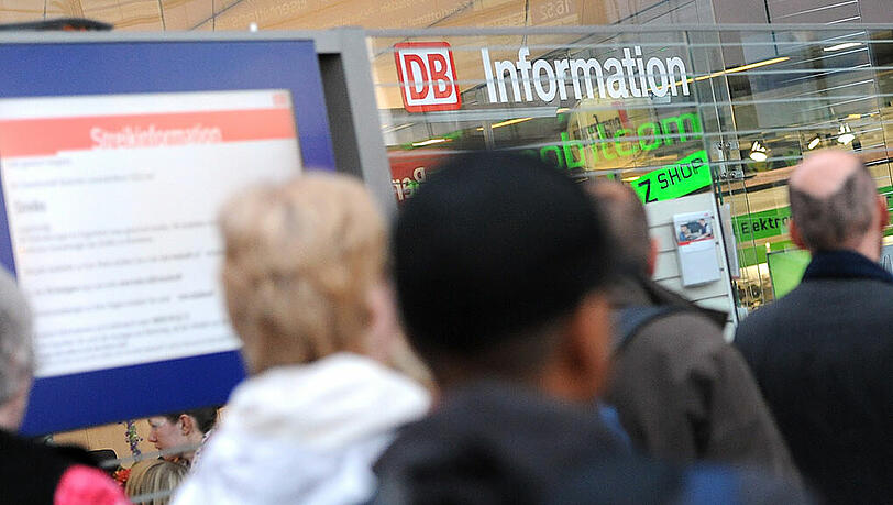 Reisende auf der Suche nach Streikinformationen - Berliner Hauptbahnhof. Reisende auf der Suche nach Streikinformationen - Berliner Hauptbahnhof.