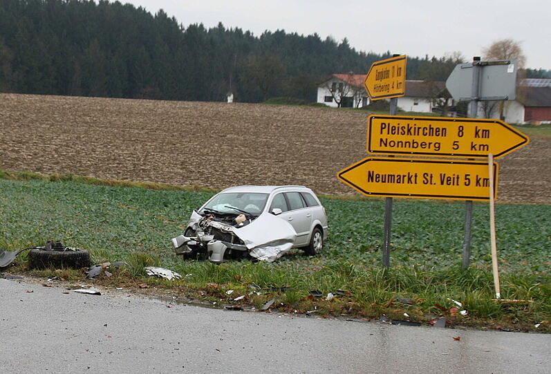 Auf einer Kreuzung prallten ein Opel Astra und ein VW Passat zusammen. Die Bilder.