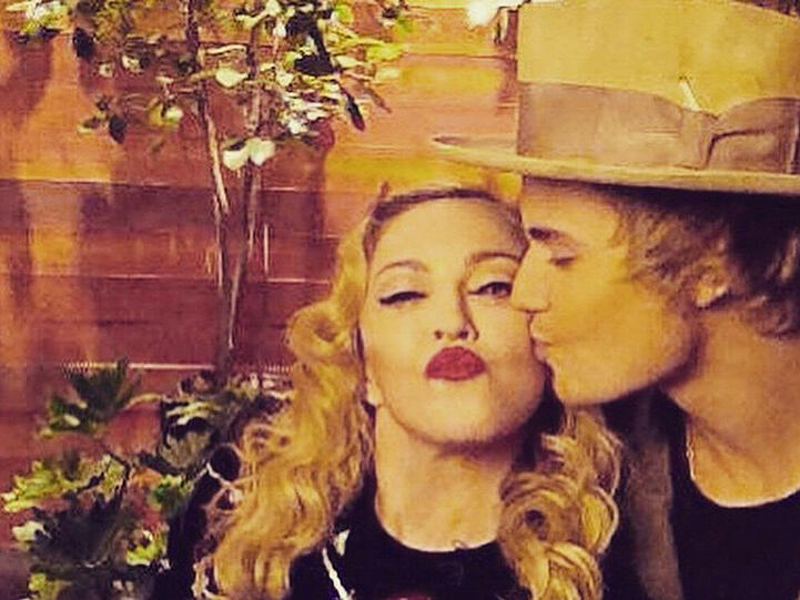 Ein Küsschen für die Queen of Pop: Madonna und Justin Bieber