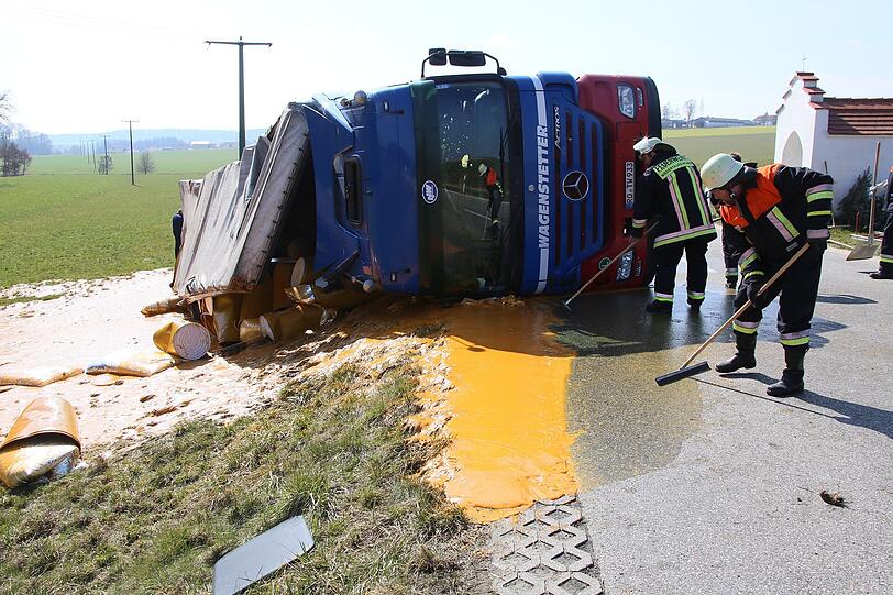 Kontrastreich: Die orangene Aprikosenpampe ergoss sich über die grüne Wiese. Die Bilder vom Bergungseinsatz.