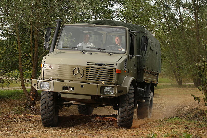 Universalgerät in NATO-oliv: Dieser Unimog U1300 L von 1975/1976 war ein frühes Versuchsfahrzeug mit 130 PS für das belgische Militär.