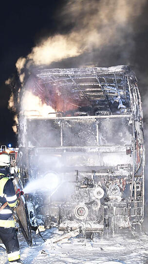 ... der Busfahrer hatte bei Löschversuchen eine Rauchgasvergiftung erlitten.