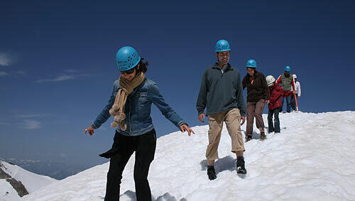 Wanderer auf dem Gletscher, Foto: H.W. Rodrian Wanderer auf dem Gletscher, Foto: H.W. Rodrian