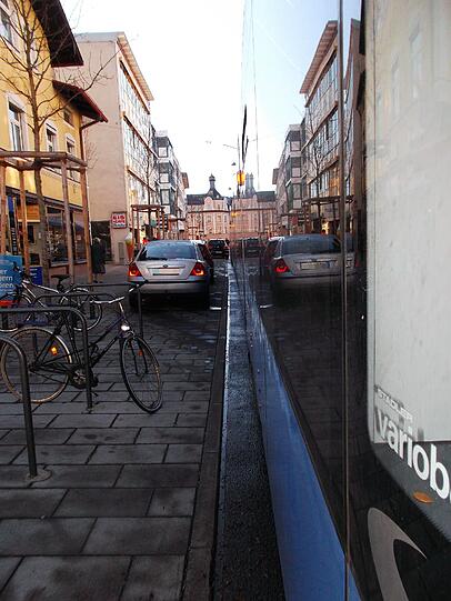 Hier parkt ein Autofahrer falsch! Ein AZ-Leser ärgert sich über den Tramstau.