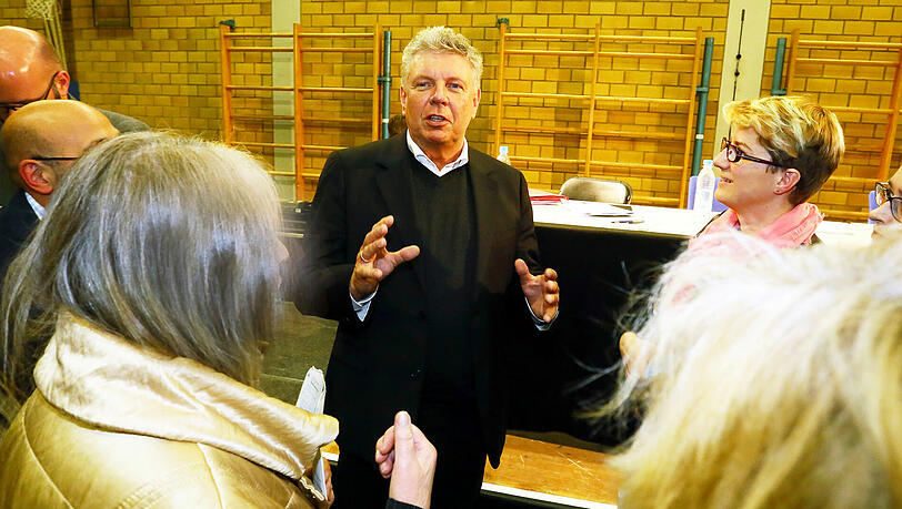 Turnhallen-Talk: Oberbürgermeister Dieter Reiter im Gespräch mit Ramersdorfern. Turnhallen-Talk: Oberbürgermeister Dieter Reiter im Gespräch mit Ramersdorfern.
