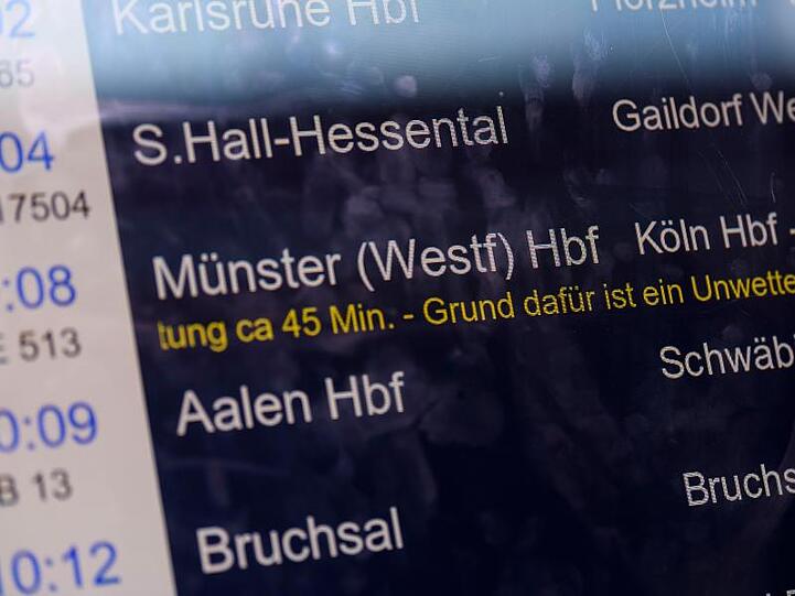 Und wieder stoppt das Wetter die Bahn: Am Stuttgarter Hauptbahnhof werden Verspätungen angezeigt.