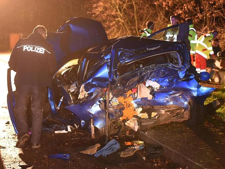 Das Wrack eines Mazda steht an der Unfallstelle. Ein 18-Jähriger hatte mit seinem Auto eine Frau totgefahren und deren Sohn schwer verletzt.