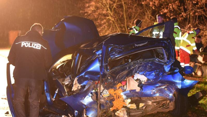 Das Wrack eines Mazda steht an der Unfallstelle. Ein 18-Jähriger hatte mit seinem Auto eine Frau totgefahren und deren Sohn schwer verletzt. Das Wrack eines Mazda steht an der Unfallstelle. Ein 18-Jähriger hatte mit seinem Auto eine Frau totgefahren und deren Sohn schwer verletzt.