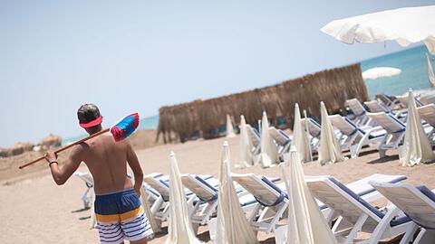 Der Strand in Antalya ist leer. Die Türkei gilt als Corona-Risikogebiet.