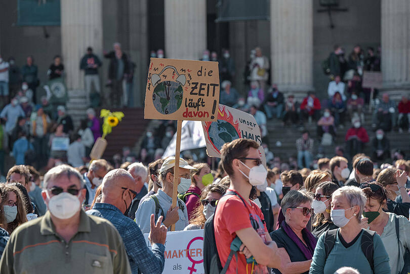 Die Initiative will mit den Demonstrationen politischen Druck aufbauen. Sie fordert Maßnahmen, um die Klimaerhitzung auf 1,5 Grad zu begrenzen.