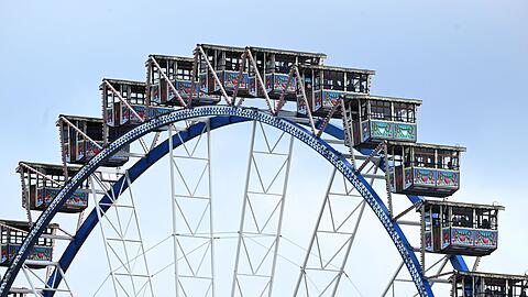 Das Riesenrad vor blauem Himmel ist auf dem Oktoberfest zu sehen.