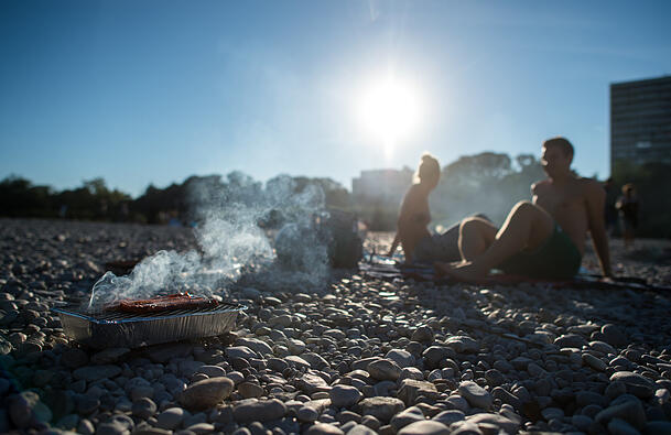 Grillen am Isarstrand: Das darf man nicht überall. Kontrollieren sollen das künftig auch städtische Mitarbeiter des KAD.
