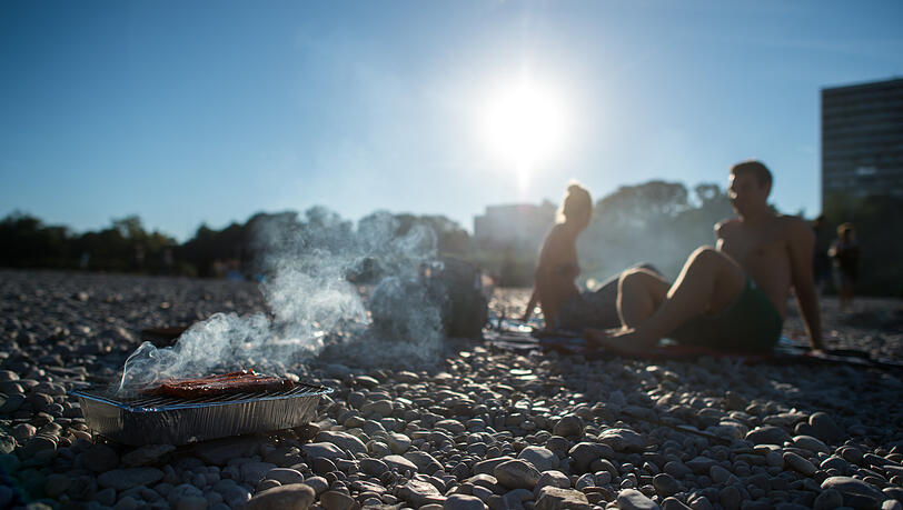 Grillen am Isarstrand: Das darf man nicht überall. Kontrollieren sollen das künftig auch städtische Mitarbeiter des KAD. Grillen am Isarstrand: Das darf man nicht überall. Kontrollieren sollen das künftig auch städtische Mitarbeiter des KAD.