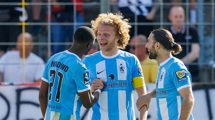 Perfecte omstandigheden voor het optreden: Leroy Kwadwo, Jesper Verlaat en Marlon Frey (van links) in de zon en gevuld met het Grünwalder Stadion.