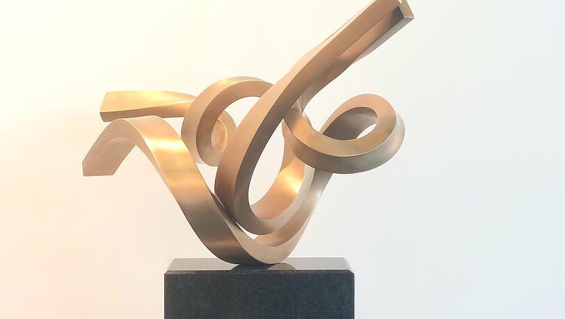 Kuno Heribert Vollet ist als Maler und Bildhauer im Einsatz - hier die Skulptur "Infinitum".