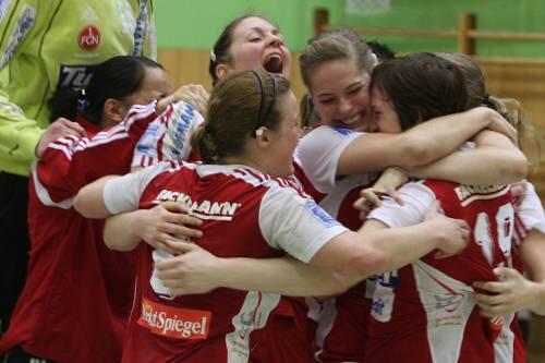 Erst die Arbeit, dann rein ins Vergnügen: Katrin Engel versenkt den spielentscheidenden Starfwurf neun Sekunden vor Schluss, lässt sich dafür von der Mannschaft feiern.