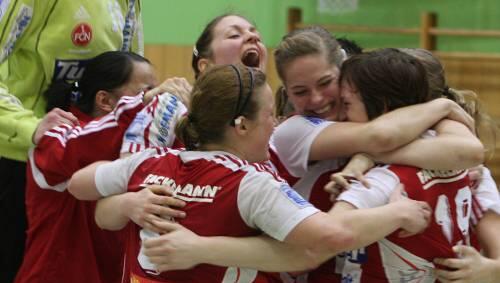 Erst die Arbeit, dann rein ins Vergnügen: Katrin Engel versenkt den spielentscheidenden Starfwurf neun Sekunden vor Schluss, lässt sich dafür von der Mannschaft feiern. Erst die Arbeit, dann rein ins Vergnügen: Katrin Engel versenkt den spielentscheidenden Starfwurf neun Sekunden vor Schluss, lässt sich dafür von der Mannschaft feiern.