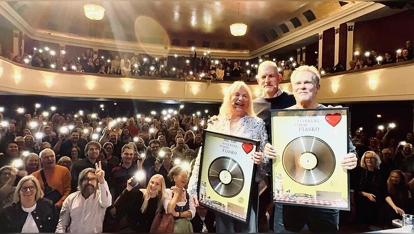 Schriftstellerin Rita Falk, Schauspieler Christian Tramitz und Moderator Florian Wagner präsentierten den 13. Eberhoferkrimi "Apfelstrudel-Alibi" am Sonntag in der Komödie im Bayerischen Hof in München. Schriftstellerin Rita Falk, Schauspieler Christian Tramitz und Moderator Florian Wagner präsentierten den 13. Eberhoferkrimi "Apfelstrudel-Alibi" am Sonntag in der Komödie im Bayerischen Hof in München.