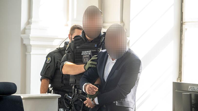 Der Angeklagte soll am 18. Geburtstag des ältesten Kindes auf seine Ehefrau geschossen haben Der Angeklagte soll am 18. Geburtstag des ältesten Kindes auf seine Ehefrau geschossen haben