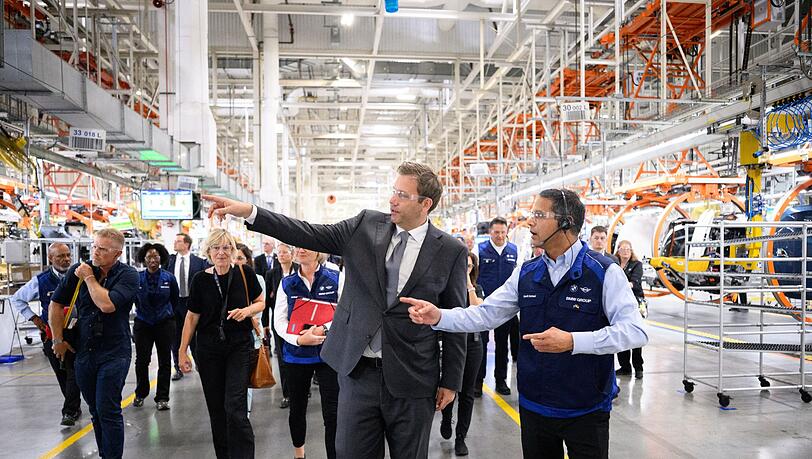 Lars Klingbeil besuchte in den USA das BMW-Werk in Spartanburg. Lars Klingbeil besuchte in den USA das BMW-Werk in Spartanburg.