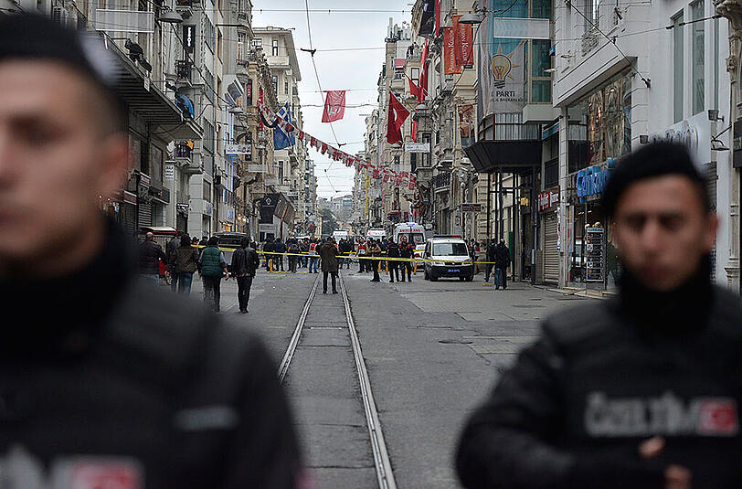 Am Samstagvormittag kam es in der Istiklal Straße in Istanbul zu einer Explosion. Behörden vor Ort gehen von einem Selbstmordattentat aus.