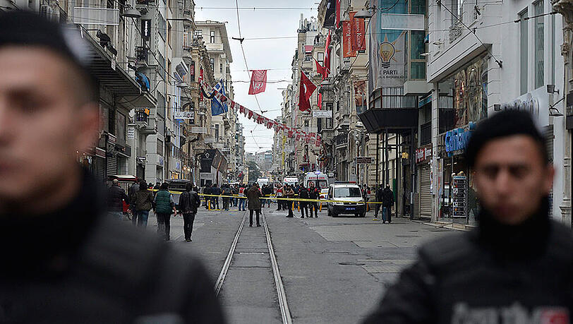 Am Samstagvormittag kam es in der Istiklal Straße in Istanbul zu einer Explosion. Behörden vor Ort gehen von einem Selbstmordattentat aus. Am Samstagvormittag kam es in der Istiklal Straße in Istanbul zu einer Explosion. Behörden vor Ort gehen von einem Selbstmordattentat aus.