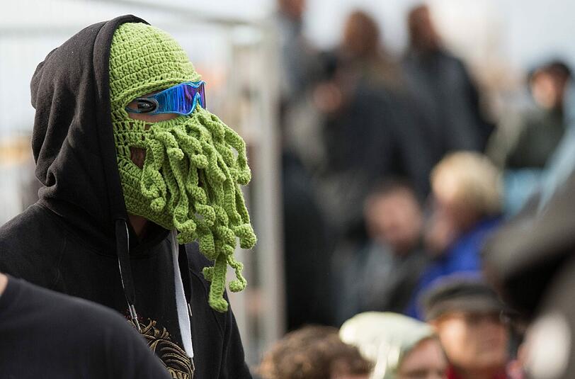 Auf dem Wacken herrscht ein eigener Dresscode: Hier wird ein idealer Schutz für Bart und Ohren an nasskalten Tagen präsentiert.