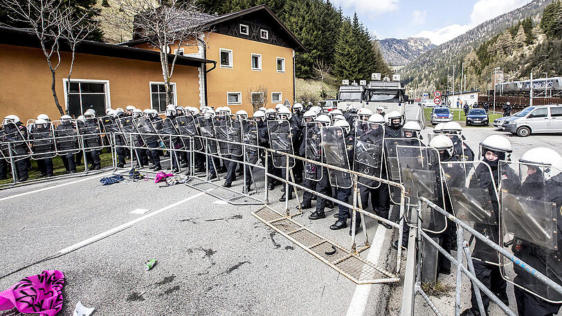 Bereits im April 2016 kommt es zu Ausschreitungen am Brenner wegen möglicher Kontrollen, die Polizei rückt damals aus.