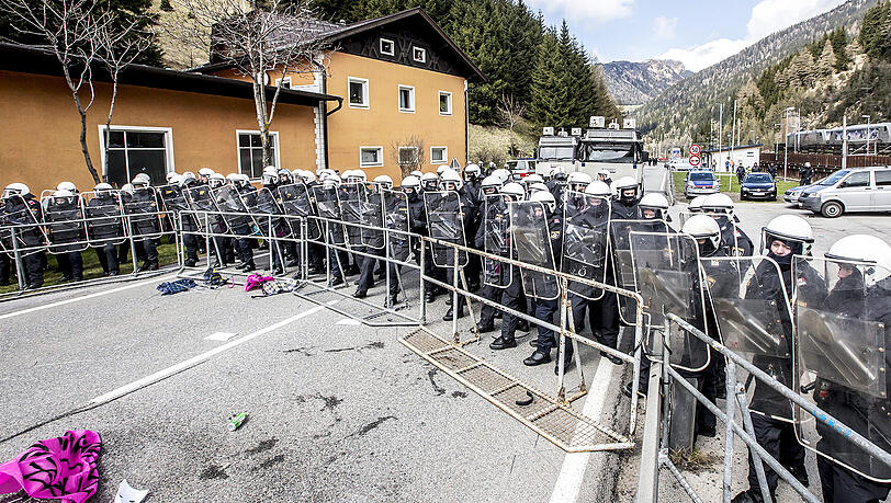 Bereits im April 2016 kommt es zu Ausschreitungen am Brenner wegen möglicher Kontrollen, die Polizei rückt damals aus. Bereits im April 2016 kommt es zu Ausschreitungen am Brenner wegen möglicher Kontrollen, die Polizei rückt damals aus.